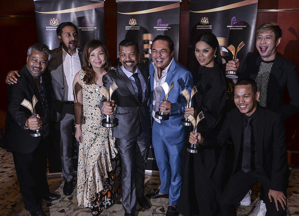 The cast and crew of u00e2u20acu02dcCrossroads: One Two Jagau00e2u20acu2122 with their awards at the 30th Malaysian Film Festival (FFM30) in Putrajaya March 30, 2019. u00e2u20acu201d Picture by Shafwan Zaidon