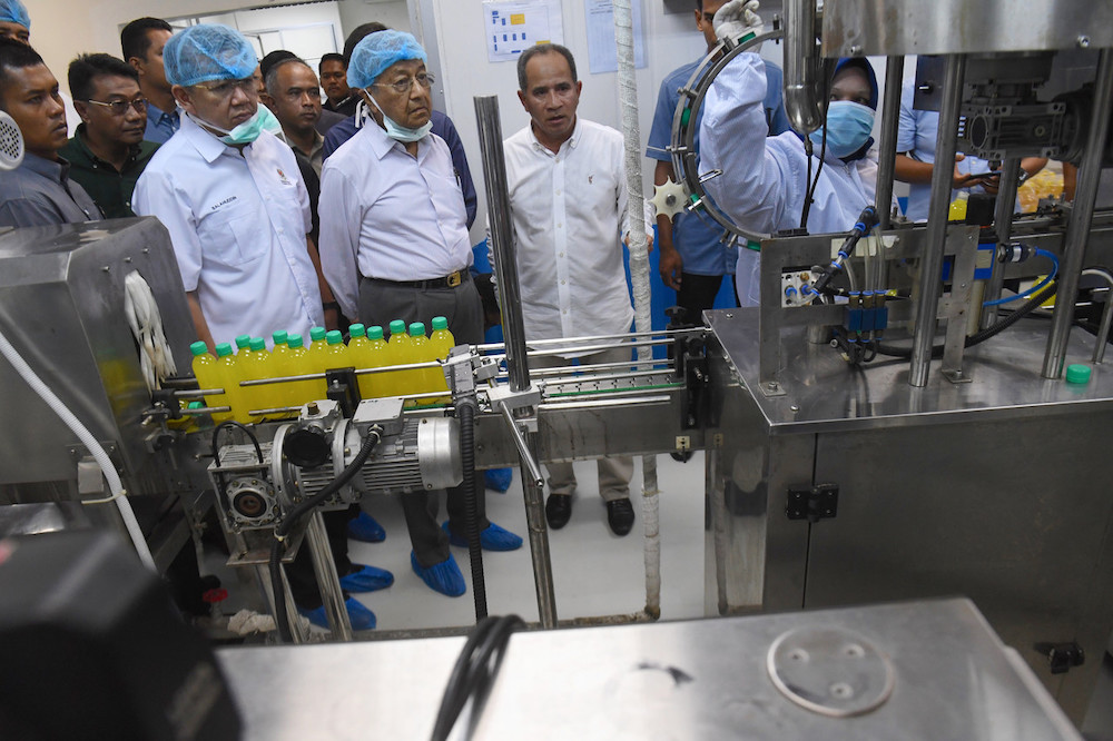 Prime Minister Tun Dr Mahathir Mohamad on a visit to a pineapple factory in Sungai Bongkok, Gurun March 31, 2019. u00e2u20acu201d Bernama pic 