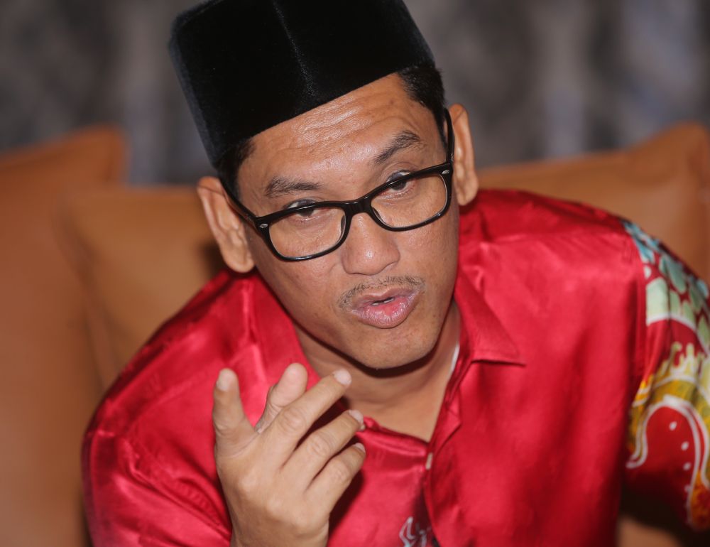 Perak Mentri Besar Ahmad Faizal Azumu speaks to reporters after opening the Townhall Maqasid Syariah at the state secretariat building in Ipoh March 21, 2019. u00e2u20acu201d Picture by Farhan Najib