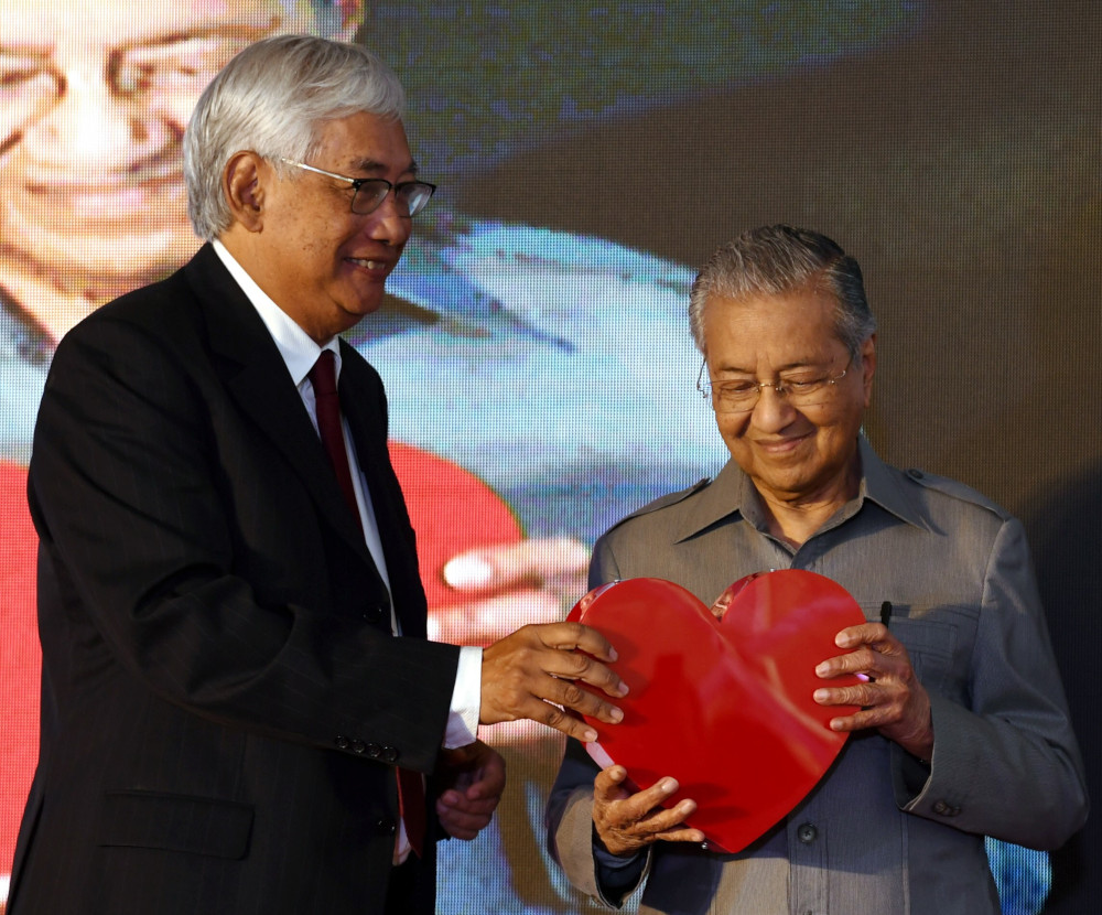 Cardiac Vascular Sentral Kuala Lumpur (CVSKL) chairman Tan Sri Dr Yahya Awang and Prime Minister Tun Dr Mahathir Mohamad at the official launch of CVSKL last August. — Bernama pic