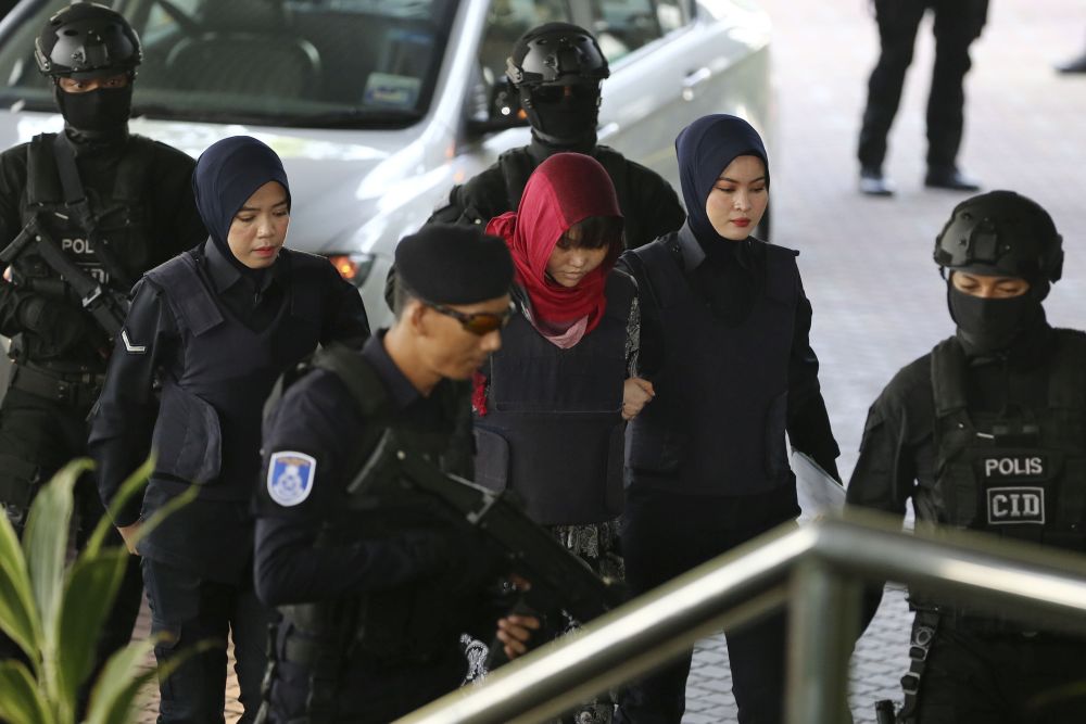 Vietnamese Doan Thi Huong is escorted by Malaysian police as she arrives at the Shah Alam High Court March 14, 2019. u00e2u20acu201d Picture by Yusof Mat Isa