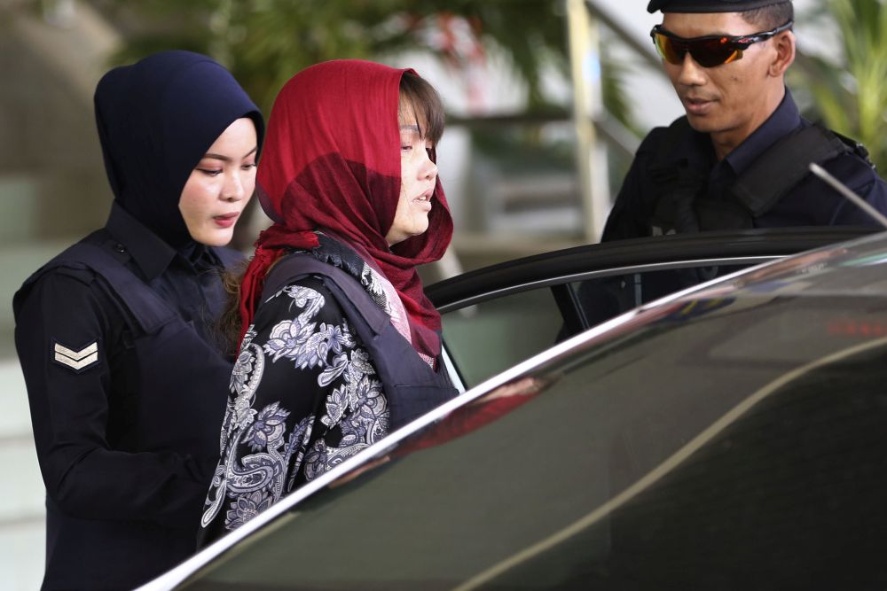 Vietnamese national Doan Thi Huong is escorted by Malaysian police as she leaves the Shah Alam High Court March 14, 2019. u00e2u20acu201d Picture by Yusof Mat Isa