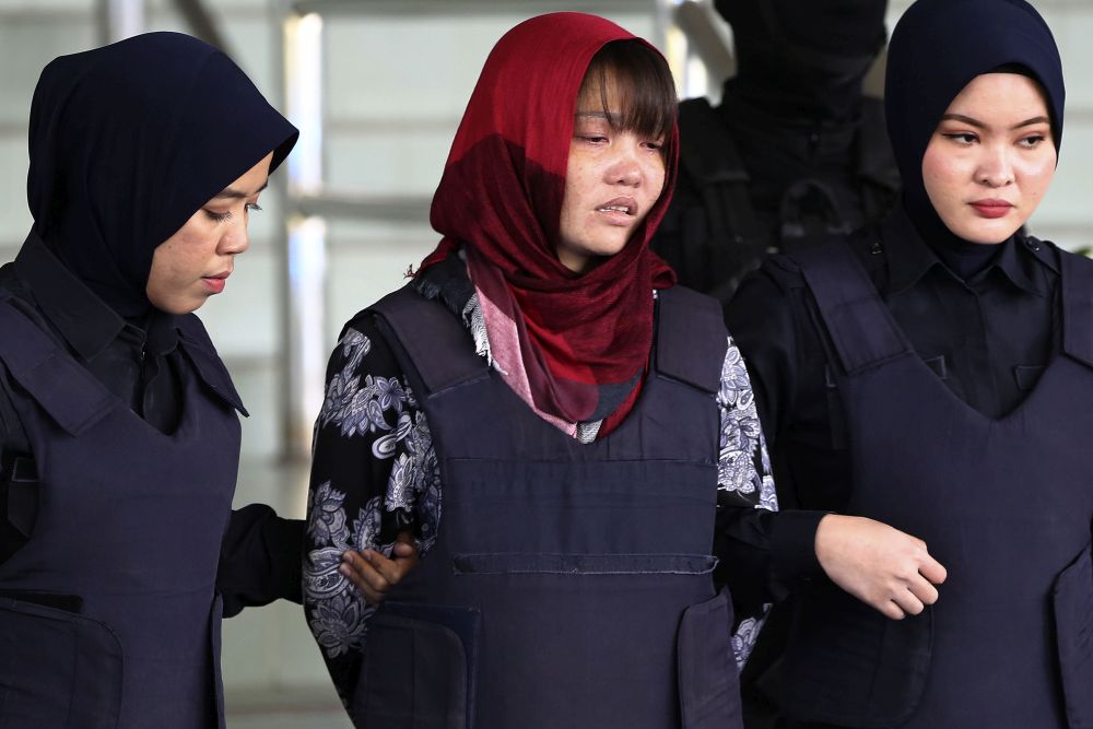 Vietnamese national Doan Thi Huong is escorted by Malaysian police as she leaves the Shah Alam High Court March 14, 2019. u00e2u20acu201d Picture by Yusof Mat Isa