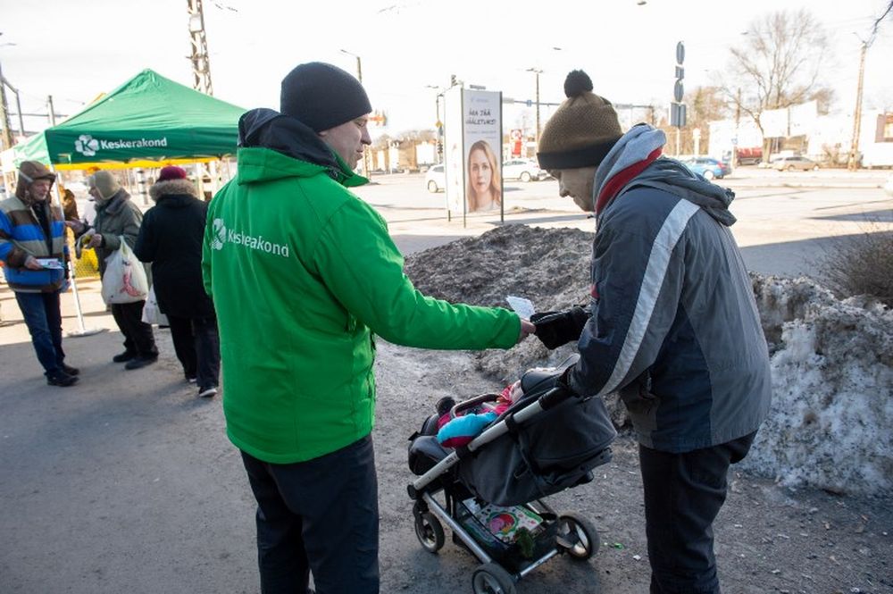 Estoniasu00e2u20acu2122s Prime Minister Juri Ratas (left) of the centrist Centre party campaigns on March 2, 2019 in Tallinn, on the eve of Estoniau00e2u20acu2122s general elections. u00e2u20acu201d AFP pic