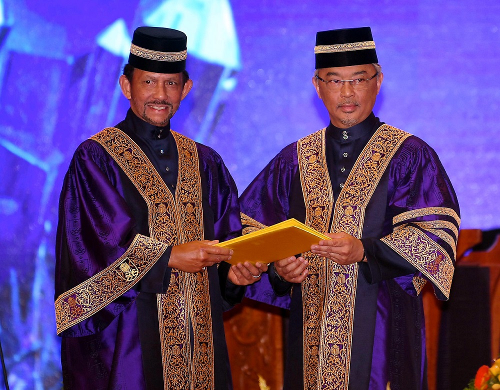 Yang di-Pertuan Agong Al-Sultan Abdullah Riu00e2u20acu2122ayatuddin Al-Mustafa Billah Shah presents the scroll to the Brunei Sultan at UiTM in Shah Alam March 23, 2019. u00e2u20acu201d Bernama pic