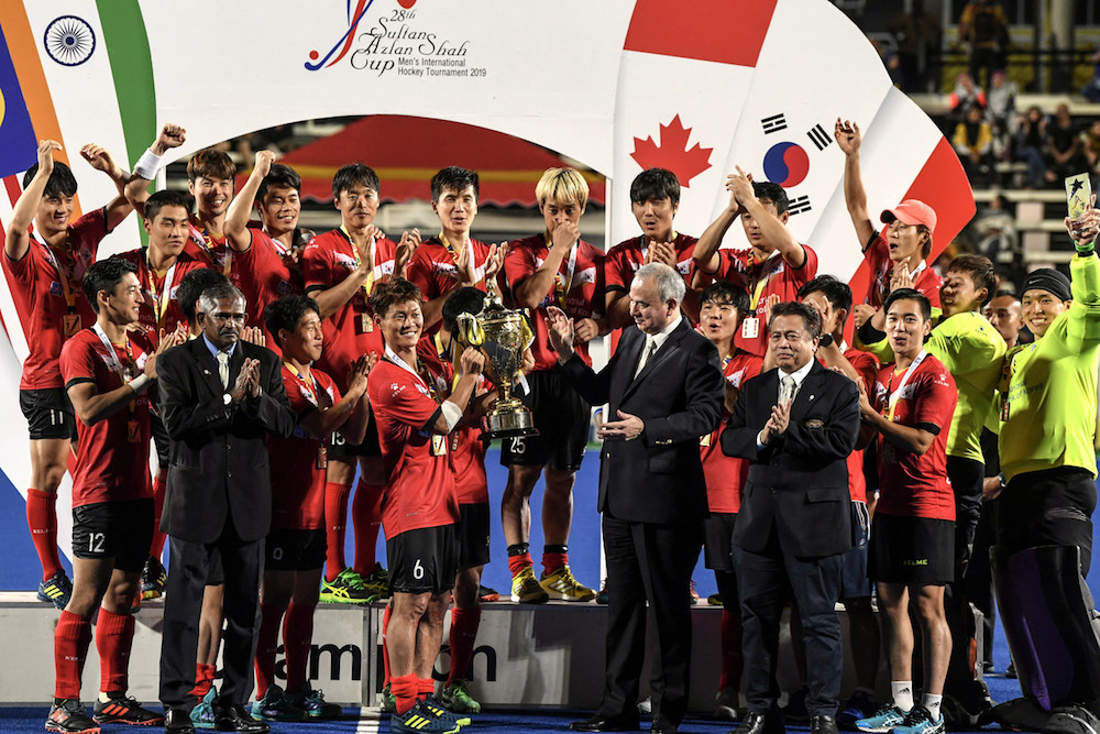 Sultan of Perak Sultan Nazrin Shah presents the Sultan Azlan Shah Cup to South Korea captain Lee Namyong at the Azlan Shah Stadium in Ipoh March 30, 2019. u00e2u20acu201d Bernama pic