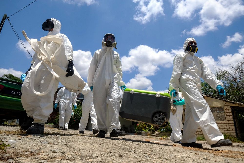 Pasukan perbersih giat melakukan kerja-kerja pembersihan bahan kimia masuk hari kedua di kawasan insiden pencemaran di Sungai Kim Kim dekat Pasir Gudang, 15 Mac 2019. u00e2u20acu201d Foto Bernama