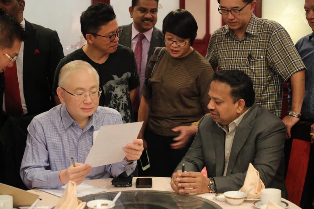 Datuk Seri Wee Ka Siong (seated, left) and Tan Sri SA Vigneswaran say that theyu00e2u20acu2122ve been left with no choice but to leave Barisan Nasional. u00e2u20acu201d Picture via Facebook