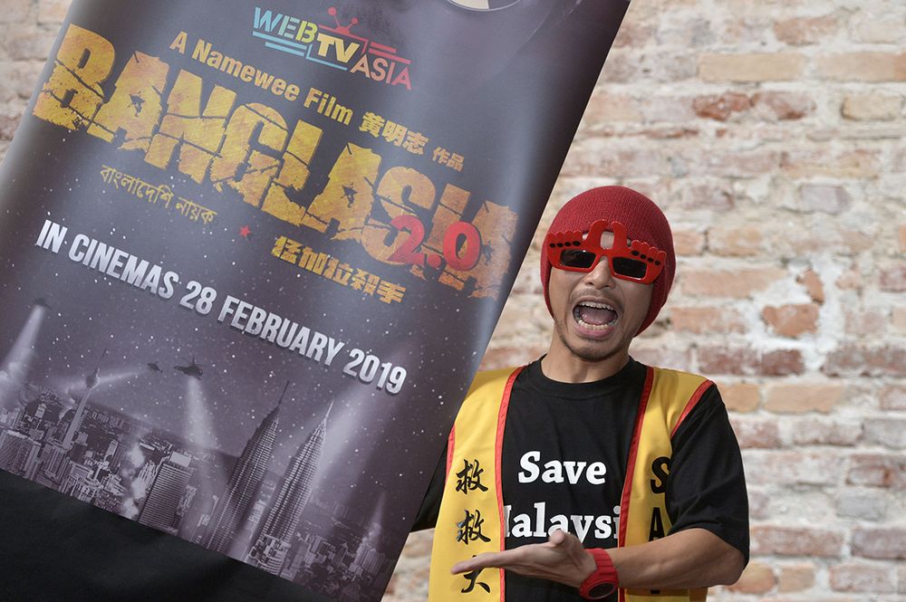 Namewee holds up a banner of u00e2u20acu02dcBanglasia 2.0u00e2u20acu2122 during its official launch in Kuala Lumpur. u00e2u20acu201d Picture by Mukhriz Hazim