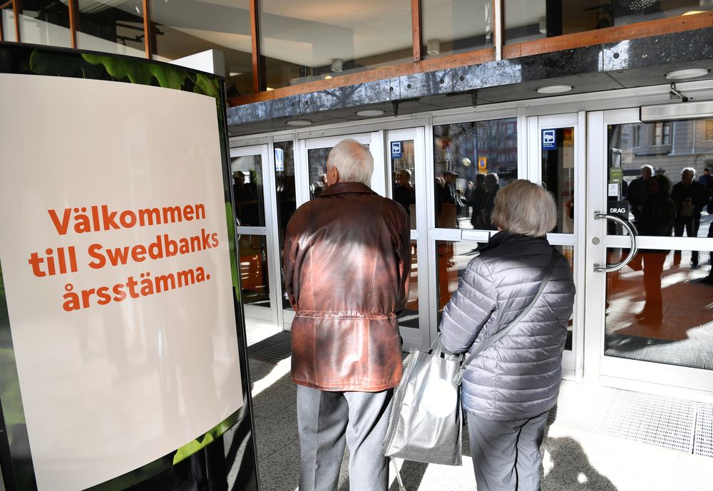 Visitors arrive for the Swedish bank Swedbanku00e2u20acu2122s annual meeting in Stockholm, Sweden March 28, 2019. u00e2u20acu201d TT News Agency/Henrik Montgomery picture via Reuters