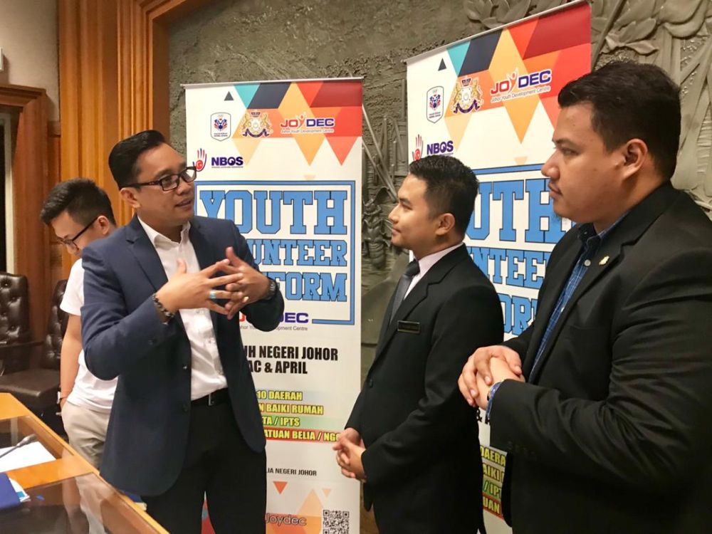 Mohd Khuzzan Abu Bakar (left) engages with youth leaders during the launch of Johoru00e2u20acu2122s Youth Volunteer Platform at the Datuk Jaafar Muhammad Building in Kota Iskandar today. u00e2u20acu201d Picture by Ben Tan