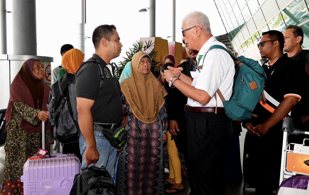 Penang Welfare, Caring Community and Environment Committee chairman, Phee Boon Poh (right), speaks to family members of Rahimi Ahmad in George Town before boarding his flight to Christchurch, March 18, 2019. u00e2u20acu201d Bernama pic