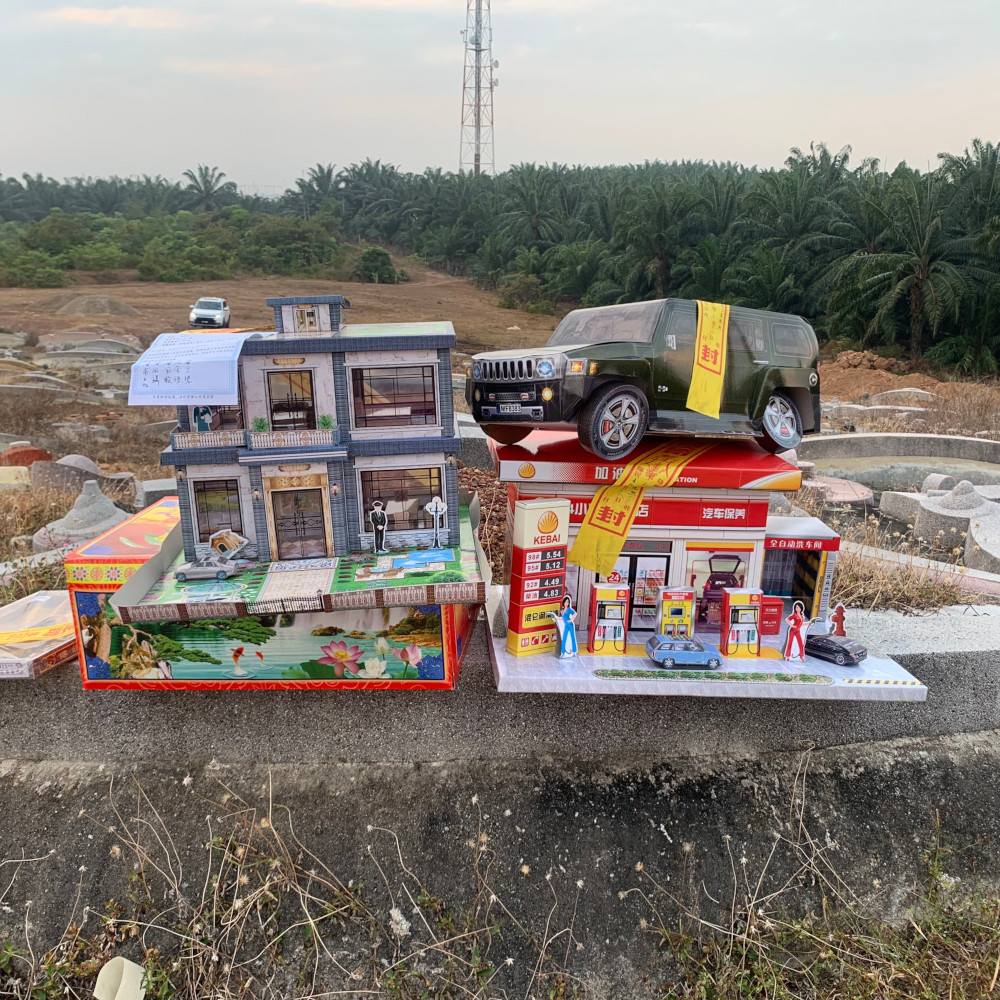 A paper Hummer and petrol station means your ancestors will never have to queue for fuel in the underworld. — Picture from Twitter/jonathanfun