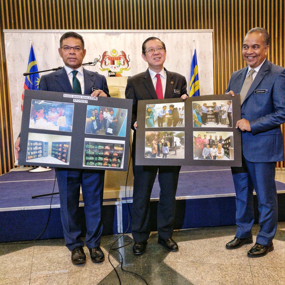 Domestic Trade and Consumer Affairs Minister Datuk Seri Saifuddin Nasution Ismail (left) announced that his ministry has set up food banks at 20 public universities. u00e2u20acu2022 Picture courtesy of Saifuddinu00e2u20acu2122s officenn