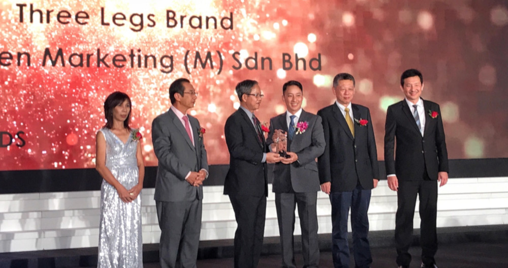 Wen Ken Group business director Chris Lim (third from right) receives the award from Deputy Health Minister Dr Lee Boon Chye. u00e2u20acu201d Picture courtesy of Wen Ken Group