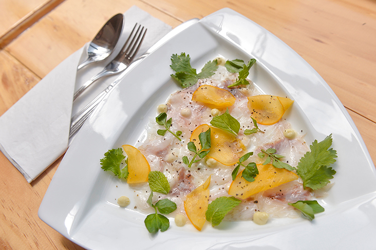 For dinner, try the fish ceviche made with kingfish sashimi slices and topped with thinly sliced persimmon as your starter.