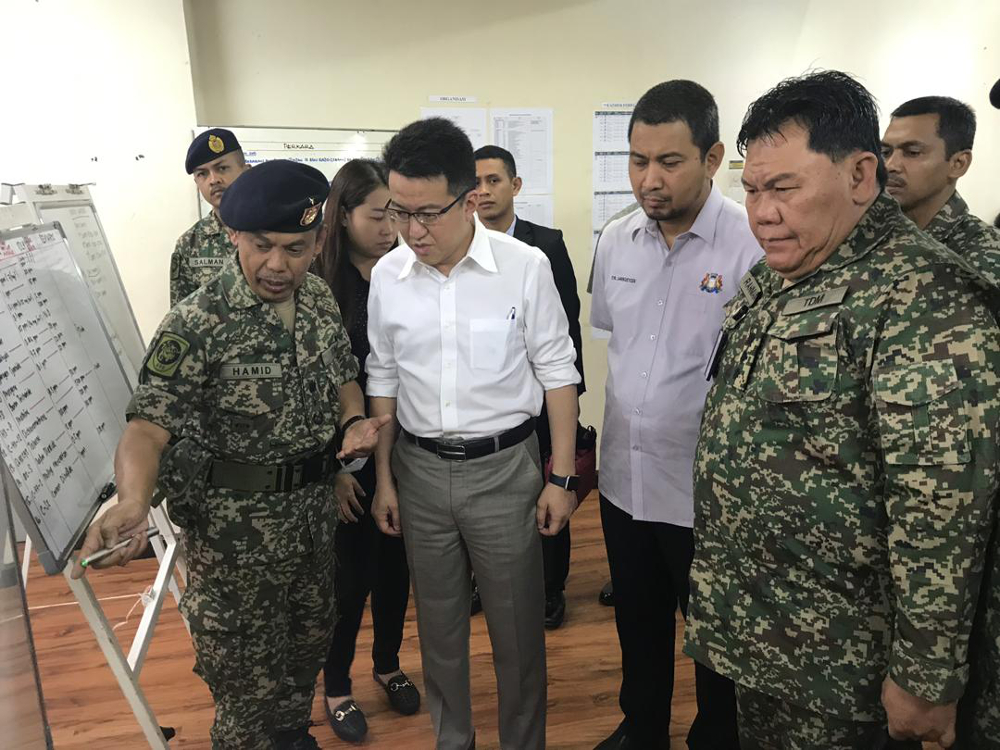 Malaysian Army western field engineer commander Brigadier General Abdul Hamid Mohd Isa (far left) briefing Deputy Defence Minister Liew Chin Tong on the progress of the cleaning-up operations in Sungai Kim Kim in Pasir Gudang today. u00e2u20acu201d Picture by Ben Tan