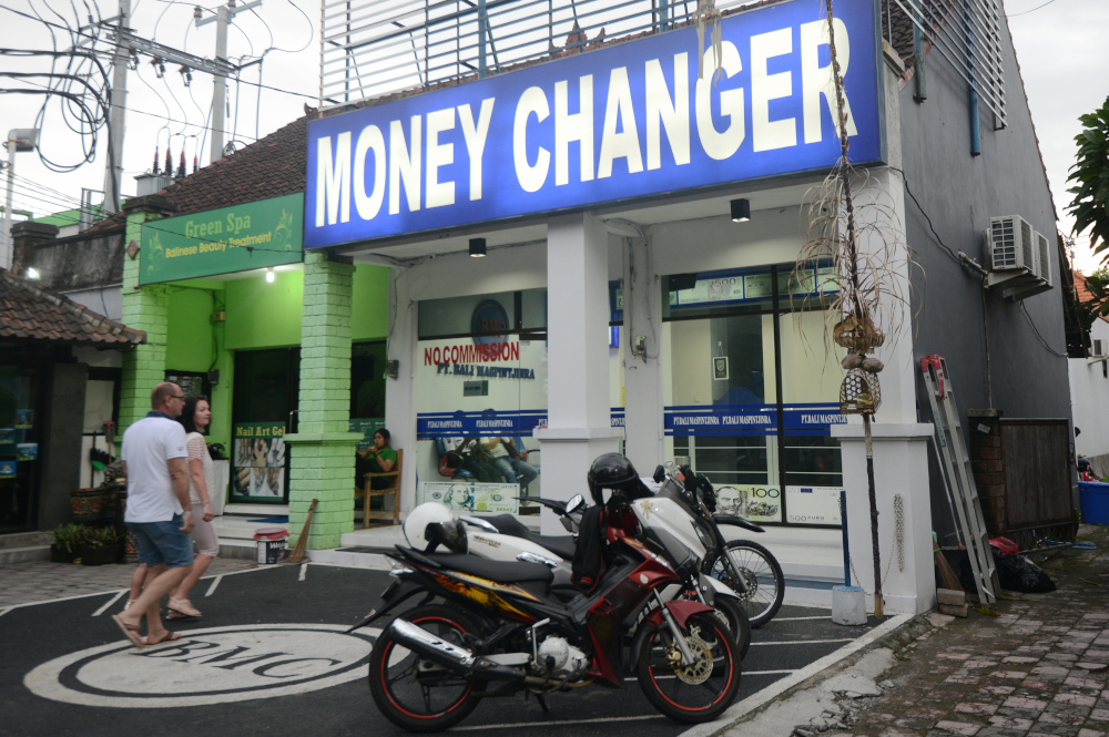 Foreign tourists arrive to exchange money at a money changer in Tanjung Benoa, Badung, Bali March 22, 2019. u00e2u20acu201d AFP pic 