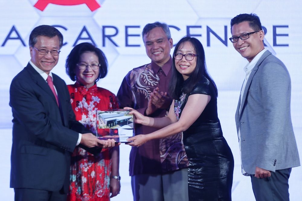 Genting Group chairman and chief executive officer Tan Sri Lim Kok Thay (left) presents a plaque to UMu00e2u20acu2122s Dementia Care Centre medical director Prof Dr Tan Maw Pin. u00e2u20acu201d Picture by Ahmad Zamzahuri  