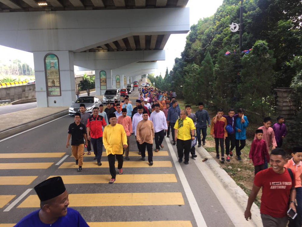 More than 100 people supported a peaceful protest stating their stand against the government’s decision to accede the Rome Statute near the Istana Pasir Pelangi entrance in Johor Baru March 22, 2019. — Picture courtesy of the Kulai Youth Council