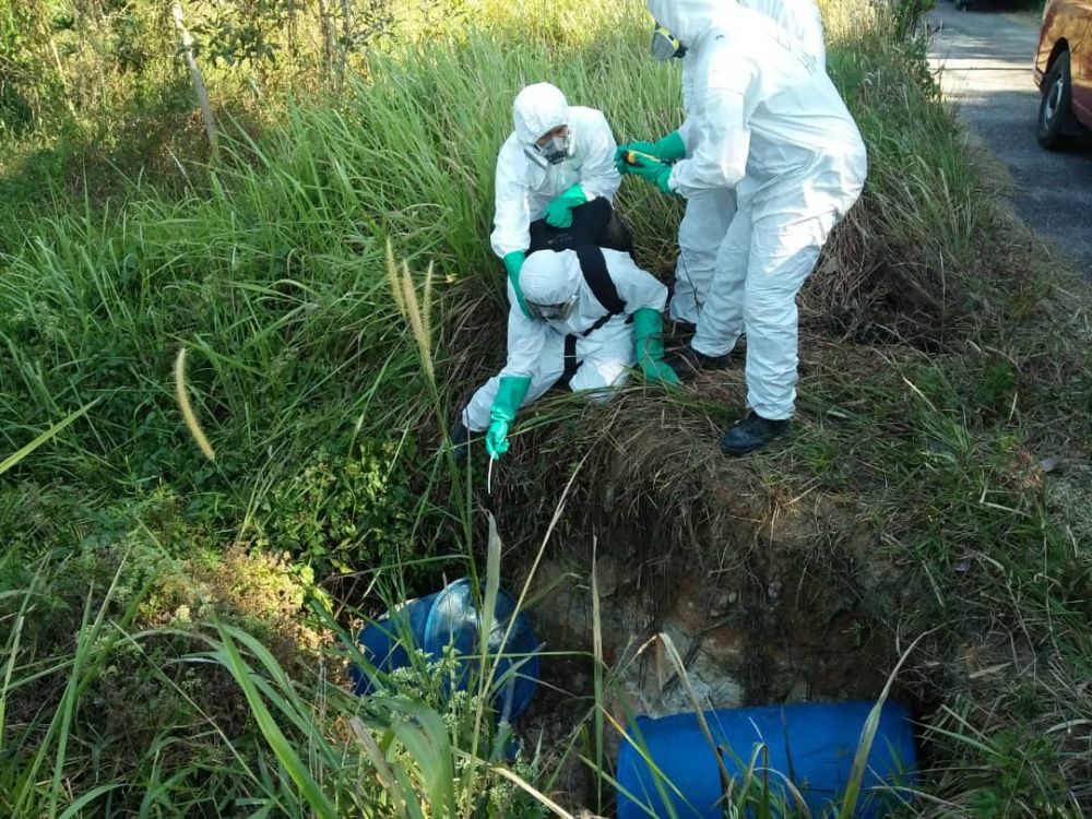 More than 15 barrels, believed to contain chemical waste, were found and removed by workers along Sungai Masai adjacent to the Pasir Gudang-Johor Baru Highway today. u00e2u20acu2022 Picture via social mediann