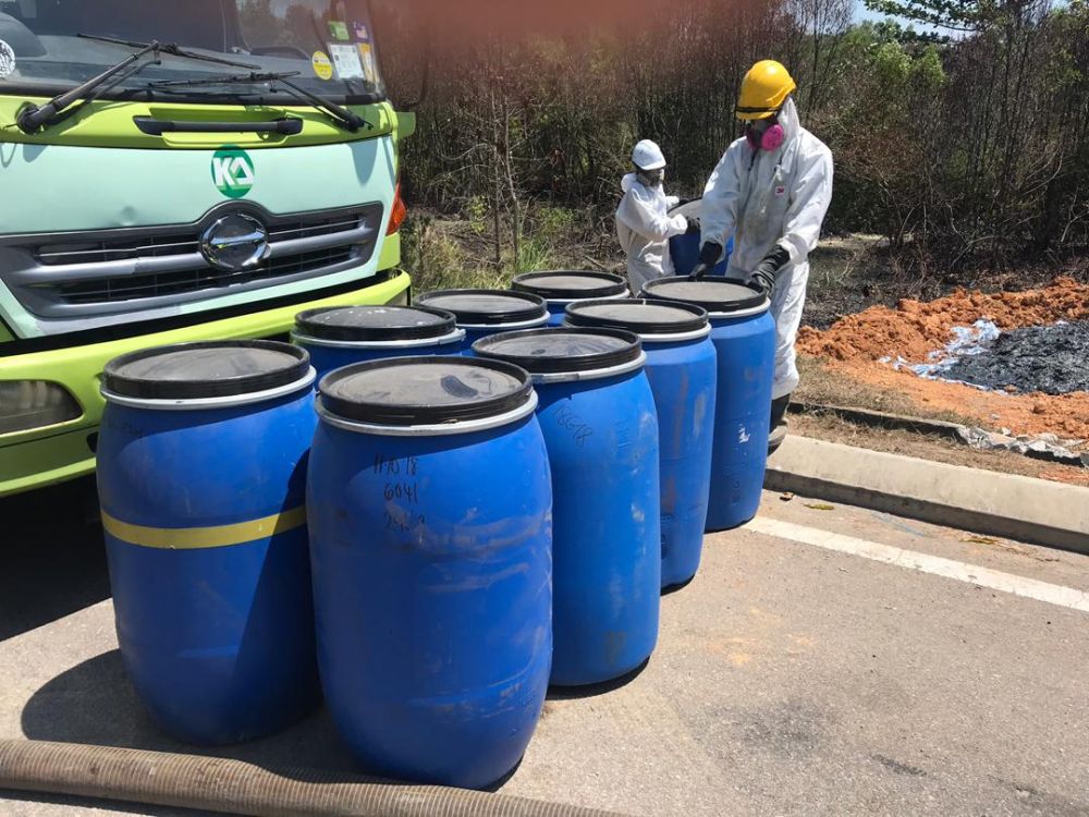 More than 15 barrels, believed to contain chemical waste, were found and removed by workers along Sungai Masai adjacent to the Pasir Gudang-Johor Baru Highway today. ― Picture via social media