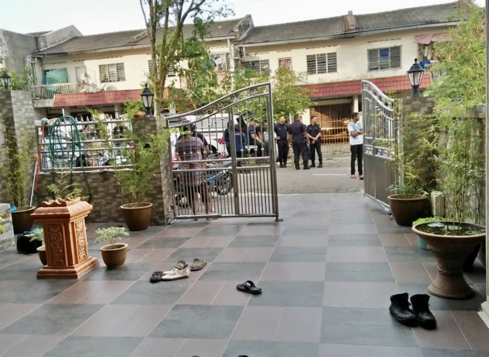 Police personnel outside the house along Jalan Sri Bahagia 16 in Taman Sri Bahagia in Johor Baru that was robbed by six armed men on March 27, 2019. u00e2u20acu201d Picture by Ben Tan