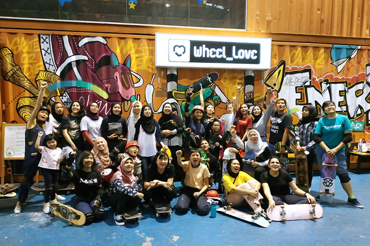 The workshop participants gathered in front of the Wheel Love shop (located inside the container).