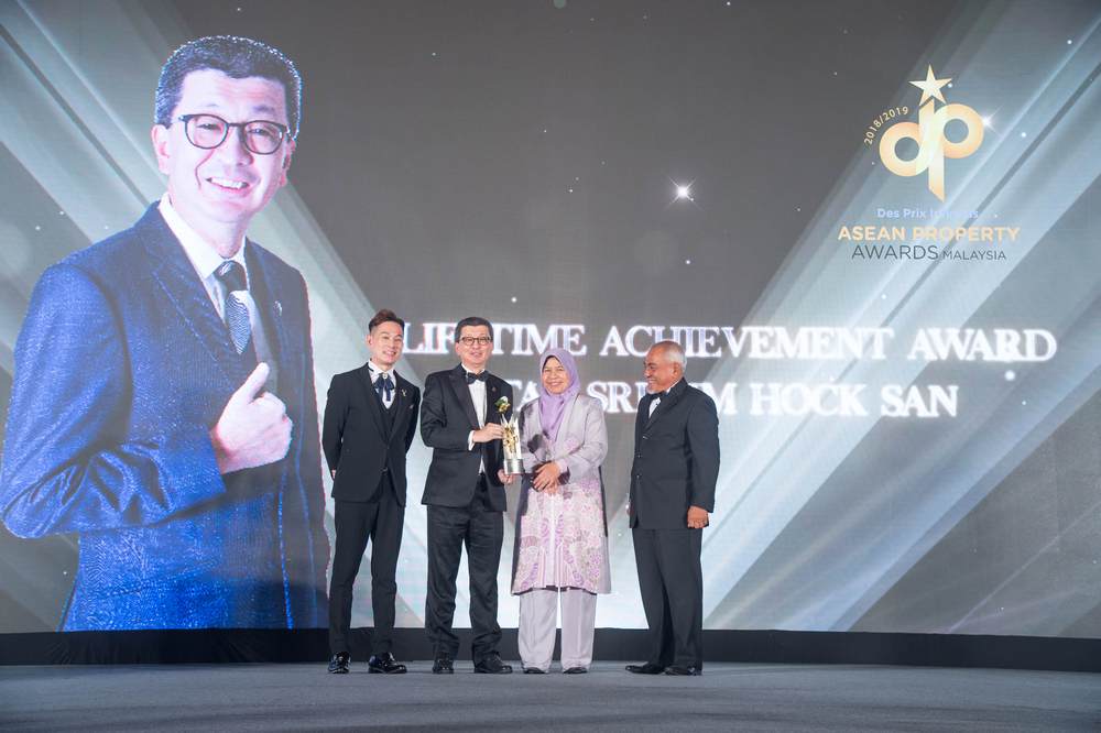 Group managing director of LBS Bina Group Berhad, Tan Sri Lim Hock San, receiving the Lifetime Achievement Award at the 2019 Des Prix Infinitus Asean Property Awards Malaysia. — Picture courtesy of LBS