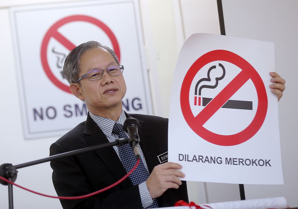 Deputy Health Minister Dr Lee Boon Chye holding up a u00e2u20acu02dcNo Smokingu00e2u20acu2122 poster during a press conference in Ipoh March 8, 2019. u00e2u20acu2022 Picture by Farhan Najib