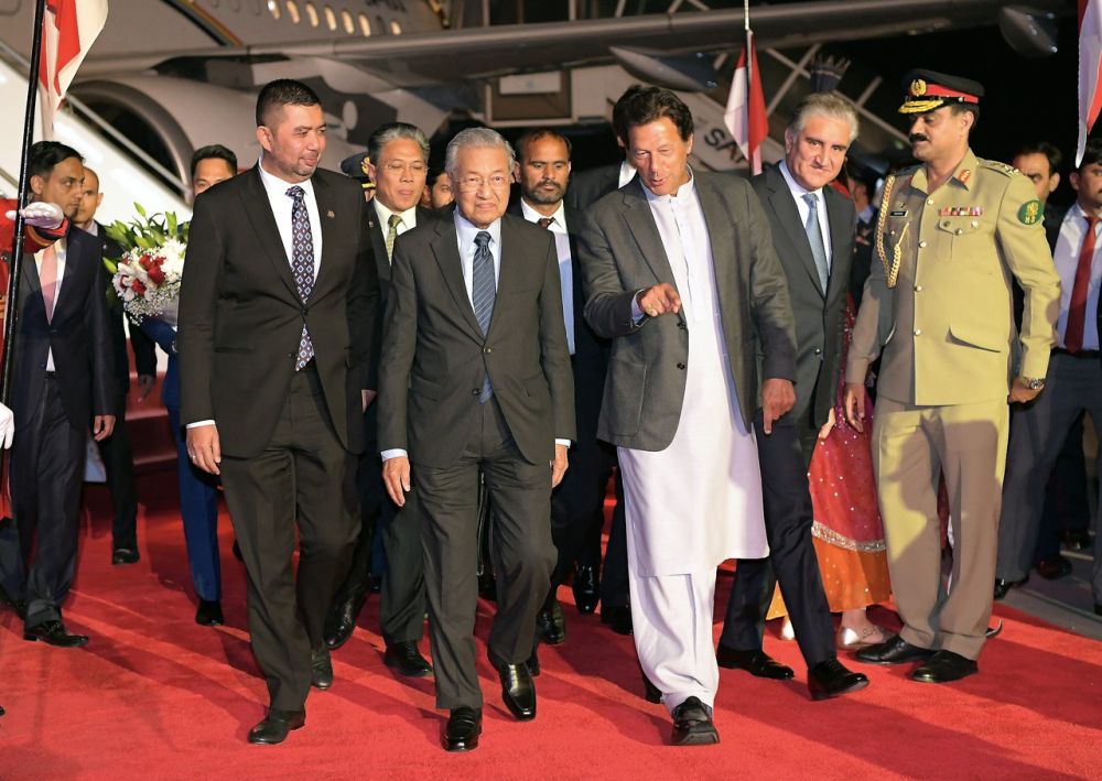 Perdana Menteri Tun Dr Mahathir Mohamad disambut Imran Khan ketika tiba di Pangkalan Tentera Udara Pakistan Nur Khan, Rawalpindi sempena lawatan rasmi tiga hari bermula Khamis. u00e2u20acu201d Foto Bernama
