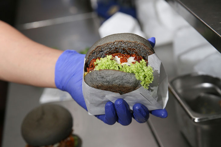 The Stinkbomb comes with the signature charcoal bamboo buns.