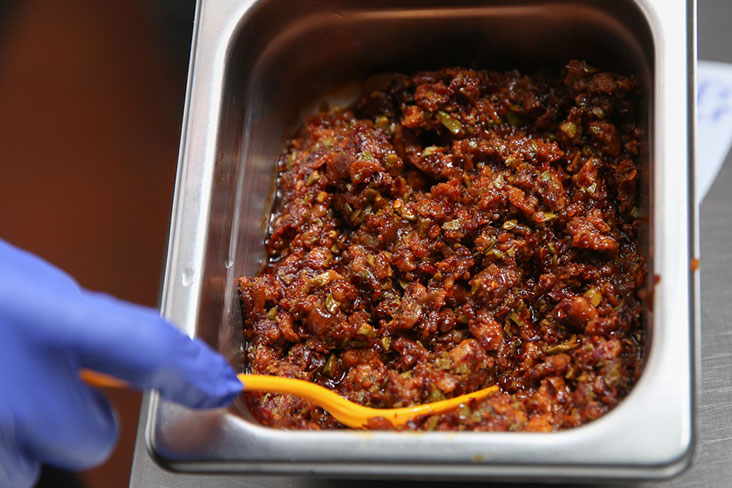 Can you handle the 'sambal petai' topping with minced chicken, 'sambal belacan' and stink beans?