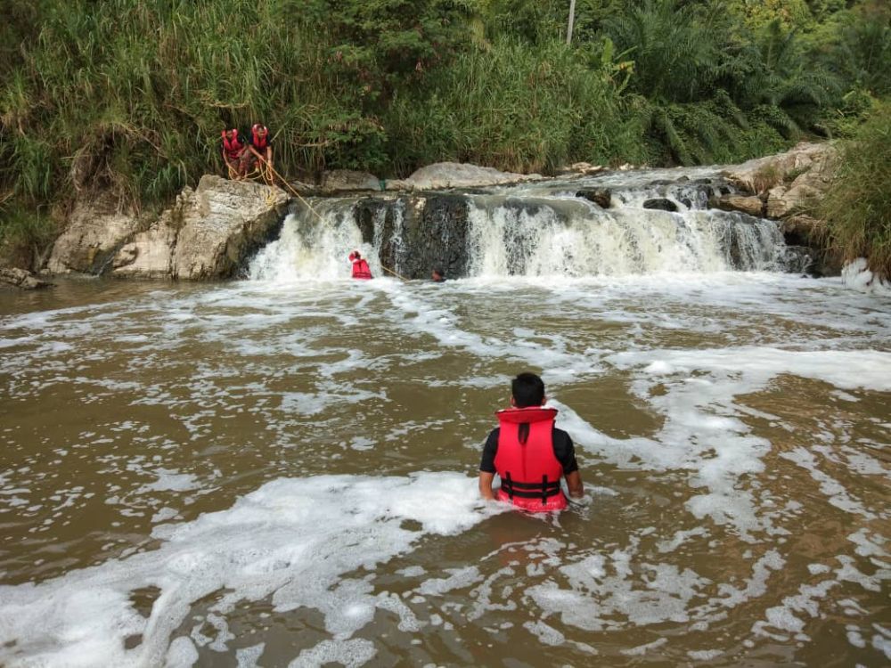 Fire and Rescue Department personnel at Sungai Pinji near Batu 4 in Tambun where two teenagers drowned after going for a swim. u00e2u20acu2022 Picture courtesy of Fire and Rescue Department