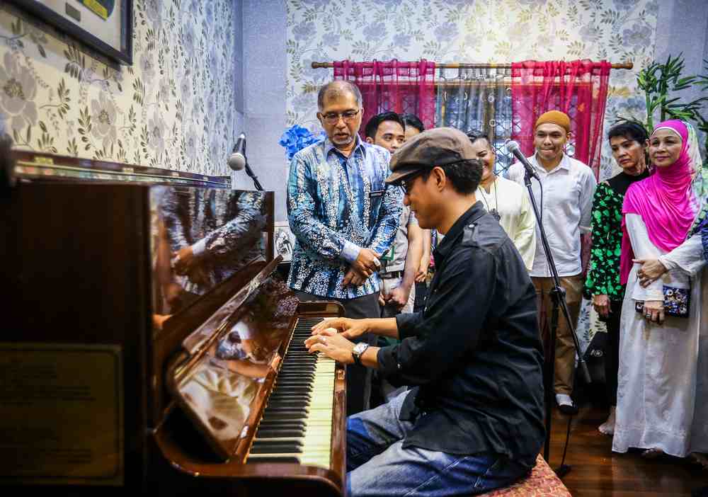 Primeworks Studios CEO Datuk Ahmad Izham Omar performing ‘Getaran Jiwa’ on the restored piano as Deputy Minister of Tourism, Arts and Culture Muhammad Bakhtiar Wan Chik (in blue) looks on. — Picture by Firdaus Latif