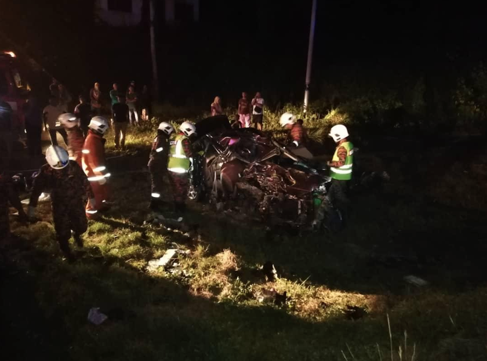 Fire and Rescue Department personnel attend the scene of the crash at Km325 Jalan Kuala Lumpur-Kota Baru, near Kampung Jeram Besu in Raub March 28, 2019. u00e2u20acu201d Picture via Twitter/Bernamadotcom