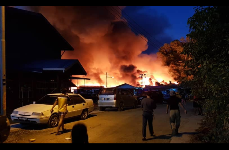 A fire razed some 30 houses in Sandakan early this morning. u00e2u20acu201d Picture via Facebook