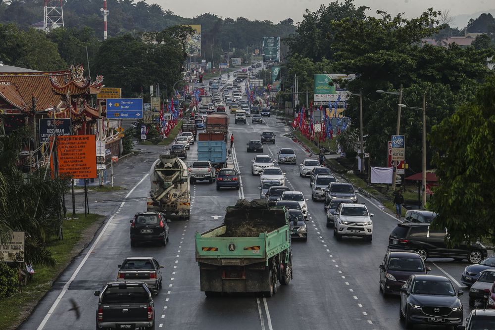 Heavy traffic is seen along Jalan Semenyih towards Beranang. u00e2u20acu2022 Pictures by Hari Anggara