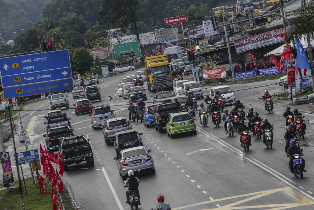Heavy traffic is seen at one of the busiest intersections along Jalan Semenyih-Jalan Sungai Lalang. ― Picture by Hari Anggara