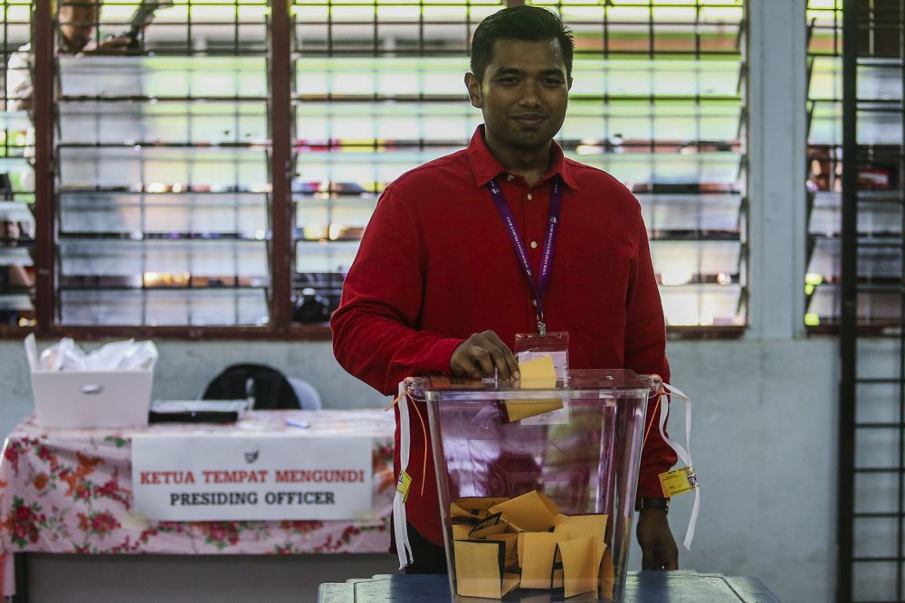 Pakatan candidate Muhammad Aiman Zainali casts his vote at the SMK Engku Husain polling centre in Semenyih March 2, 2019. u00e2u20acu2022 Picture by Hari Anggara