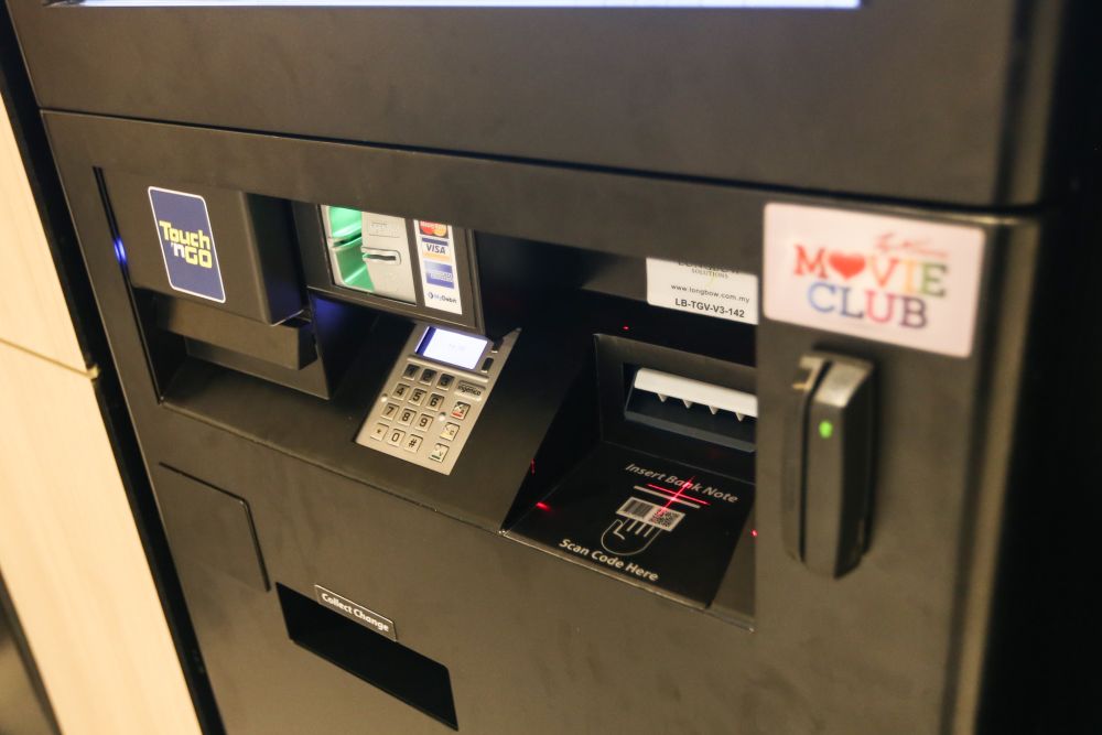 The cinema features six self-service ticketing machines.
