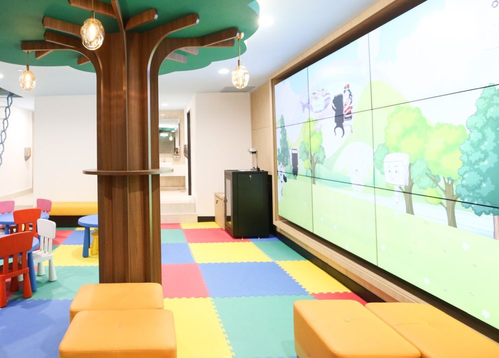 The children’s activity room features a large screen with scan-and-play technology to project children’s drawings.