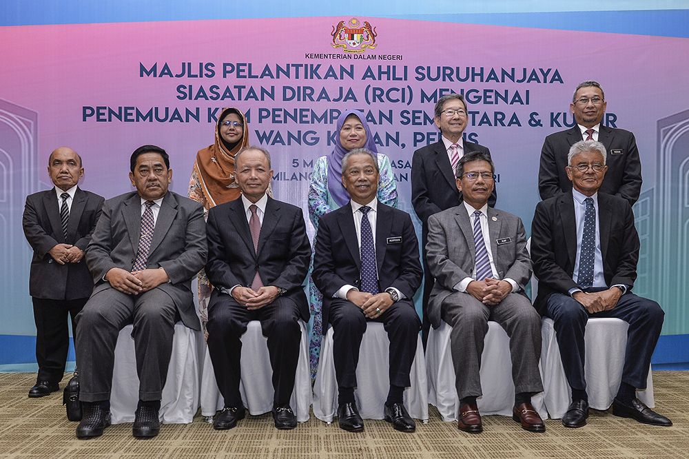 Tan Sri Muhyiddin Yassin (centre) poses for a group photo with panel members of the Wang Kelian royal inquiry in Putrajaya on March 5, 2019. u00e2u20acu201d Picture by Miera Zulyana