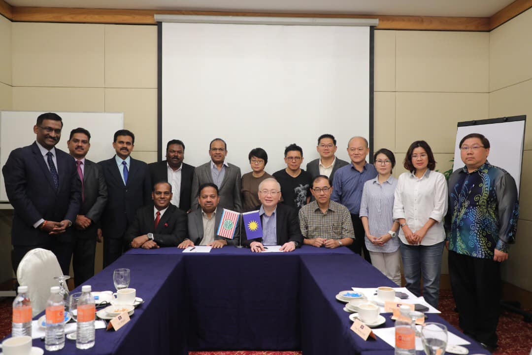 Datuk Seri Wee Ka Siong (seated, second from right) and Tan Sri SA Vigneswaran (seated, second from left) say that theyu00e2u20acu2122ve been left with no choice but to leave Barisan Nasional. u00e2u20acu201d Picture via Facebook