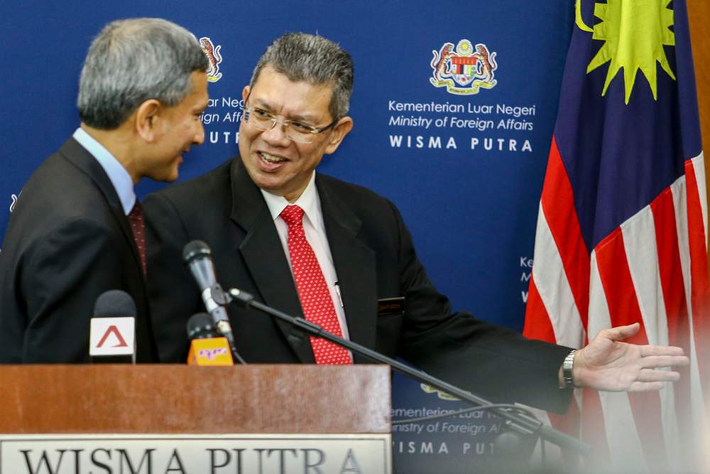 Foreign Minister Datuk Saifuddin Abdullah (right) with Singapore Foreign Affairs Minister Vivian Balakrishnan at a press conference at Wisma Putra, Putrajaya. u00e2u20acu201d Picture by Hari Anggara