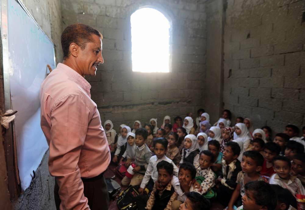 Yemeni children attend class in a house turned into a makeshift school in the southwestern city of Taez October 03, 2018. u00e2u20acu201d AFP pic
