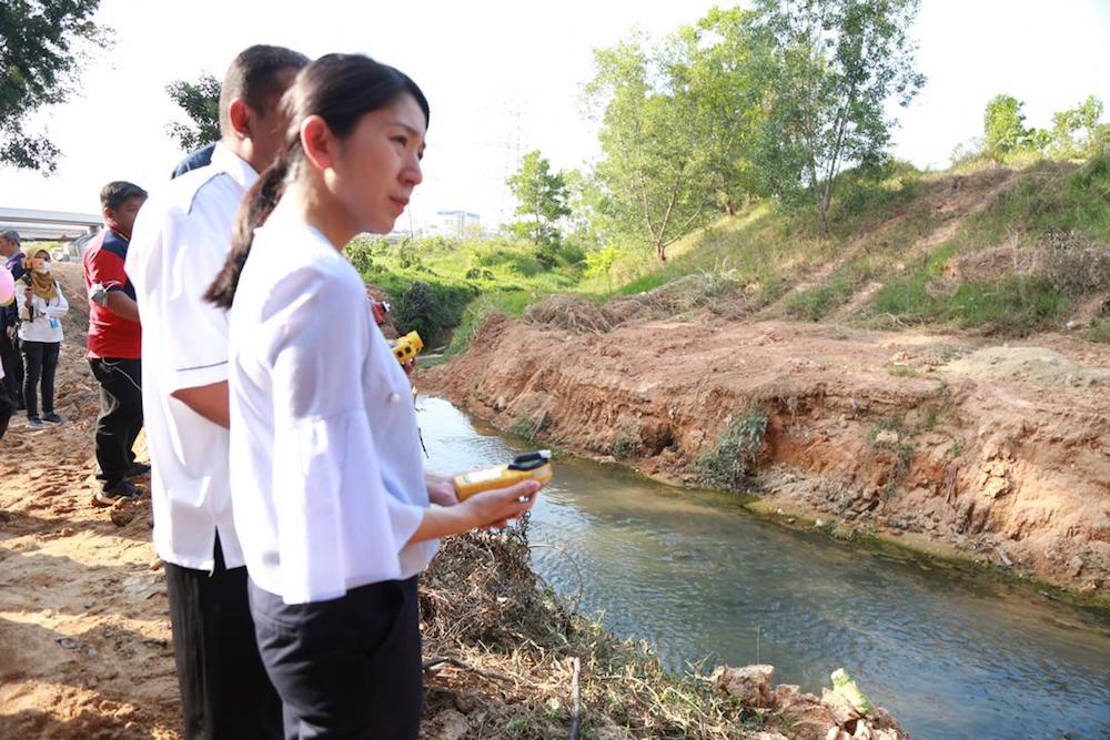 Energy, Science, Technology, Environment and Climate Change Minister Yeo Bee Yin visits the section of Sungai Kim Kim in Taman Pasir Puteh, Pasir Gudang, March 19, 2019, where the illegal dumping of chemicals took place. — Pictures by Roysten Rueben