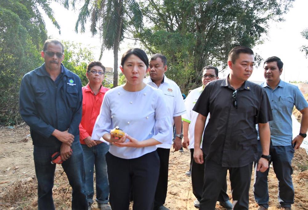 Energy, Science, Technology, Environment and Climate Change Minister Yeo Bee Yin visits the section of Sungai Kim Kim in Taman Pasir Puteh, Pasir Gudang, March 19, 2019, where the illegal dumping of chemicals took place. — Pictures by Roysten Rueben