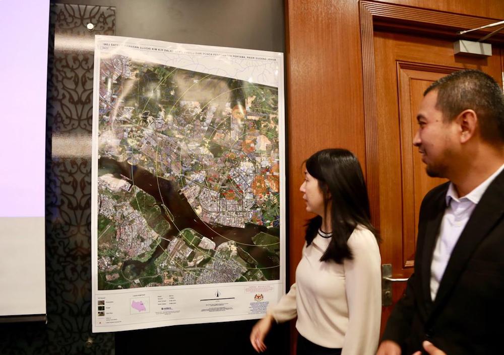 Energy, Science, Technology, Environment and Climate Change Minister Yeo Bee Yin and Johor Health, Environment and Agriculture Committee chairman Dr Sahruddin Jamal look at a technical chart of Pasir Gudang. — Picture by Roysten Rueben