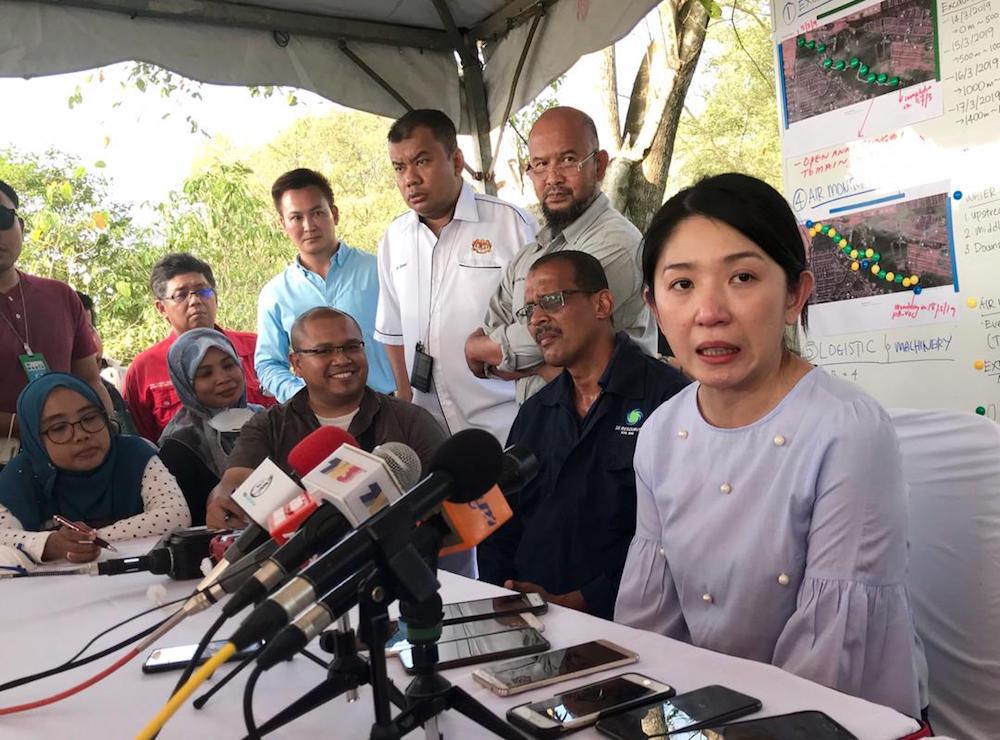 Energy, Science, Technology, Environment and Climate Change Minister Yeo Bee Yin declared the affected stretch of Sungai Kim Kim clear and safe today. u00e2u20acu201d Picture by Ben Tan